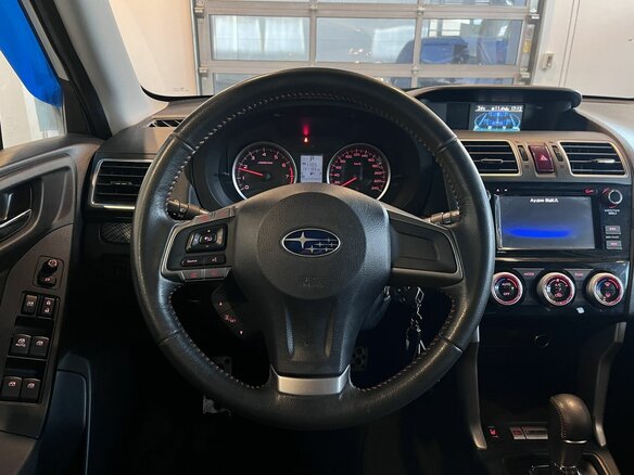 2015 Subaru Forester IV Рестайлинг, белый, 1425000 рублей - вид 9