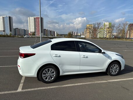 2019 Kia Rio IV, белый, вид 2