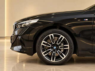 2024 BMW 5 серии Long 525Li VIII (G60/G61/G68), чёрный, 6200000 рублей, вид 5