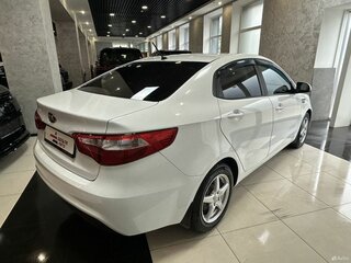 2013 Kia Rio 5-speed III, белый, 899000 рублей, вид 5