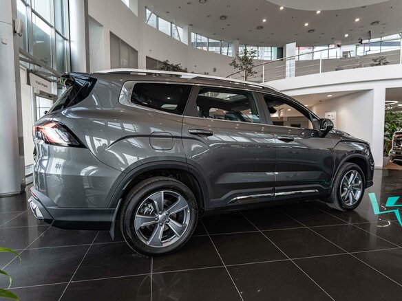2026 Geely Okavango I Рестайлинг, серый, 4085990 рублей - вид 4