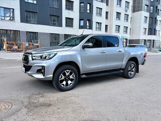 2018 Toyota Hilux VIII Рестайлинг, серебристый, 4290000 рублей, вид 2