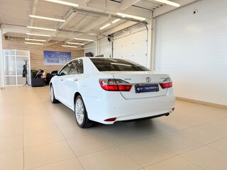 2016 Toyota Camry VII (XV50) Рестайлинг, белый, 2449900 рублей, вид 4