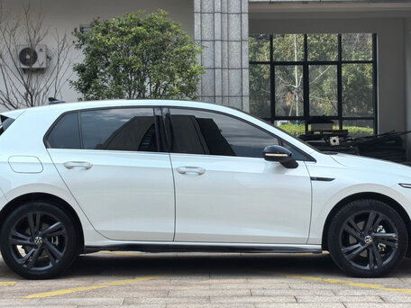 2023 Volkswagen Golf VIII, белый, 1950000 рублей, вид 4