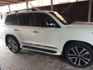 2016 Toyota Land Cruiser 200 Series Рестайлинг 2, белый, 5300000 рублей, вид 3