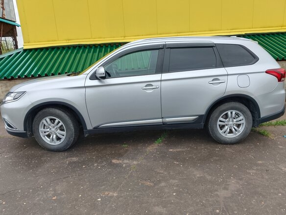 2017 Mitsubishi Outlander III Рестайлинг 2, серебристый, 1760000 рублей - вид 10