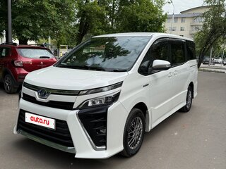 2017 Toyota Voxy III (R80) Рестайлинг, белый, 2300000 рублей, вид 1