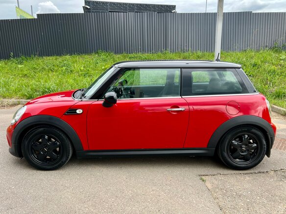 2011 Mini Hatch Cooper II (R56) Рестайлинг, красный - вид 5