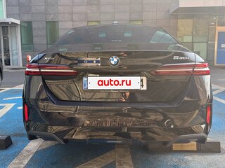 2025 BMW 5 серии 530i xDrive VIII (G60/G61/G68), чёрный, 7310548 рублей, вид 4