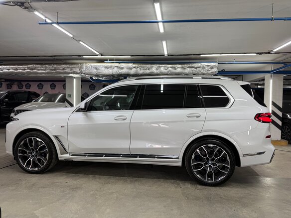 2025 BMW X7 40i I (G07) Рестайлинг, белый - вид 2