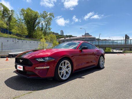 2021 Ford Mustang VI Рестайлинг, красный, 3900000 рублей, вид 1