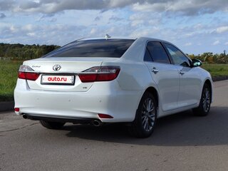 2017 Toyota Camry VII (XV50) Рестайлинг 2, белый, 1900000 рублей, вид 4