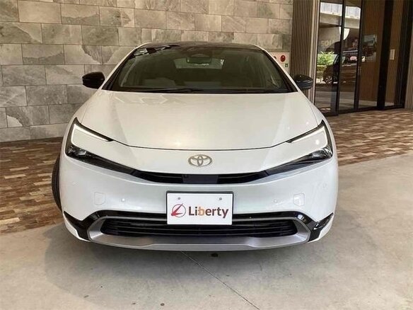 2023 Toyota Prius V (XW60), белый, 3100000 рублей - вид 1