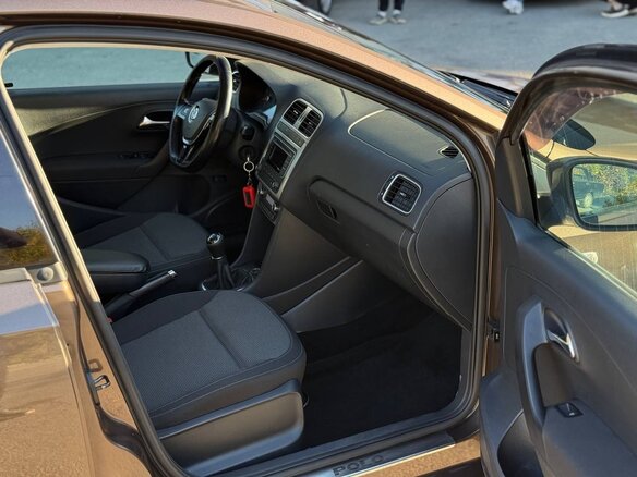 2015 Volkswagen Polo V Рестайлинг, коричневый, 1300000 рублей - вид 8