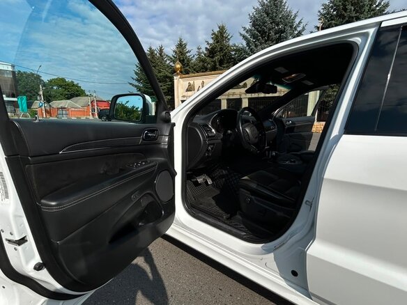 2013 Jeep Grand Cherokee SRT IV (WK2) Рестайлинг, белый - вид 6