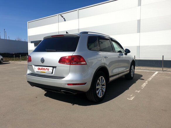 2013 Volkswagen Touareg II, серебристый, 2670000 рублей - вид 3