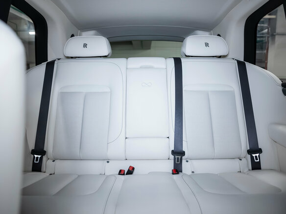 2025 Rolls-Royce Cullinan Black Badge I Рестайлинг (Series II), белый, 64500000 рублей - вид 24