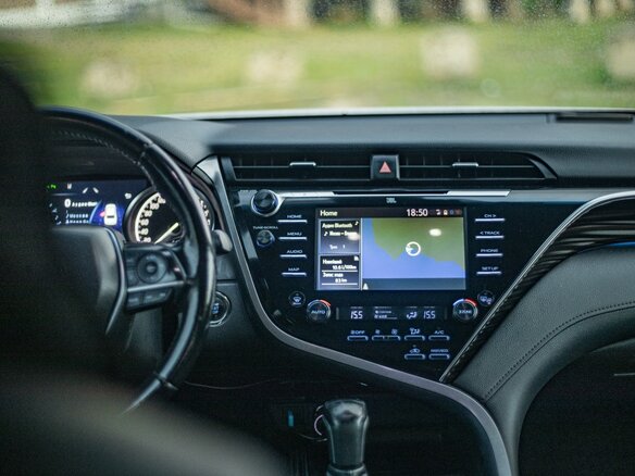 2019 Toyota Camry VIII (XV70), белый, 3500000 рублей - вид 31