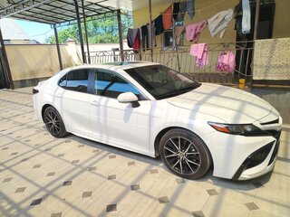 2022 Toyota Camry VIII (XV70) Рестайлинг, белый, 1900000 рублей, вид 5