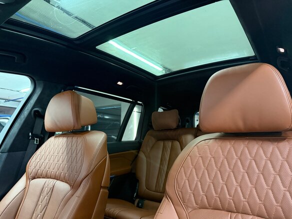 2025 BMW X7 40i I (G07) Рестайлинг, белый - вид 19
