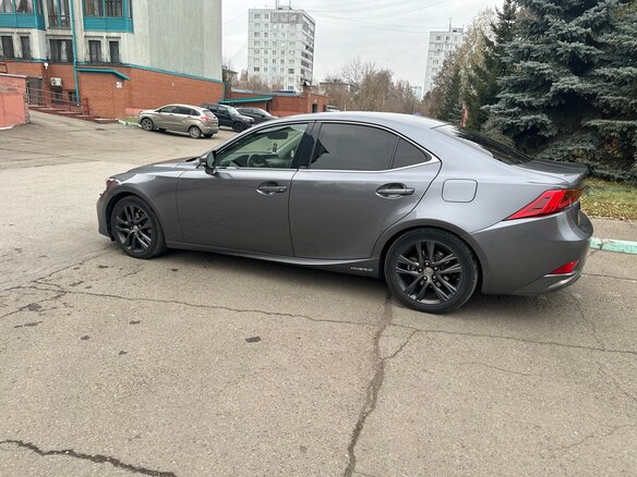 2019 Lexus IS 300h III Рестайлинг, серый, 2900000 рублей - вид 4