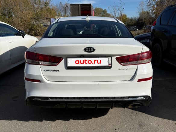 2019 Kia Optima IV Рестайлинг, белый, 1100000 рублей - вид 1