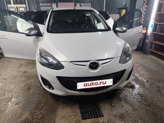2014 Mazda 2 II Рестайлинг (DE2), белый, 850000 рублей, вид 3