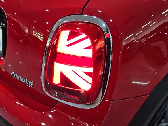 2022 Mini Hatch Cooper III (F55/F56) Рестайлинг 2, красный, 1784000 рублей - вид 6