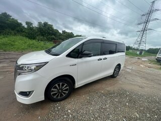 2017 Toyota Esquire I Рестайлинг, белый, 1650000 рублей, вид 3