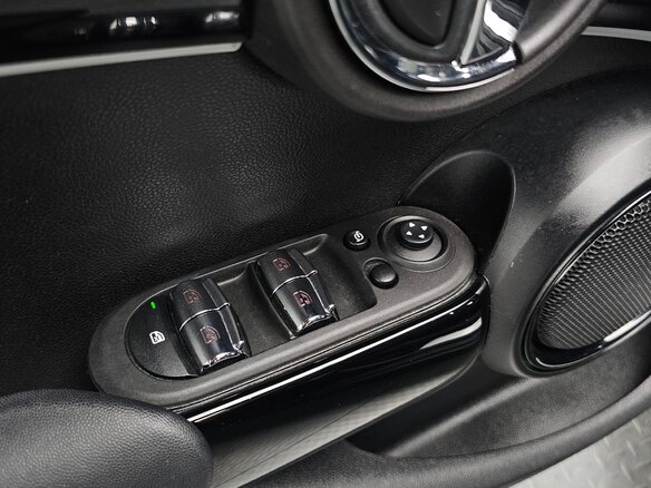 2022 Mini Hatch Cooper III (F55/F56) Рестайлинг 2, чёрный, 1795000 рублей - вид 16