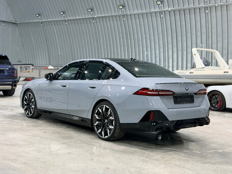 2024 BMW 5 серии 530e xDrive VIII (G60/G61/G68), серый, 8400000 рублей, вид 2