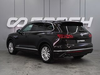 2020 Volkswagen Touareg III, коричневый, 4779000 рублей, вид 2
