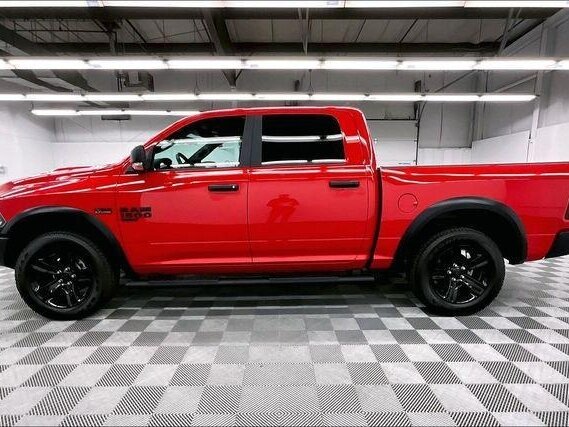2024 Ram 1500 Crew Cab V, красный - вид 2