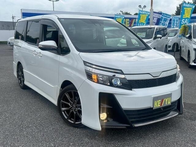 Открыть фотографии: Toyota Voxy III (R80)