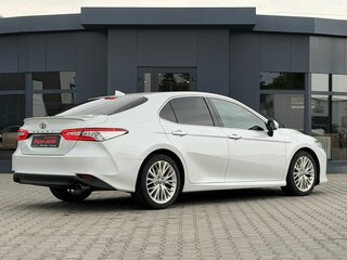 2019 Toyota Camry VIII (XV70), белый, 2830000 рублей, вид 4