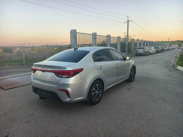 2017 Kia Rio IV, серебристый, 616000 рублей - вид 1