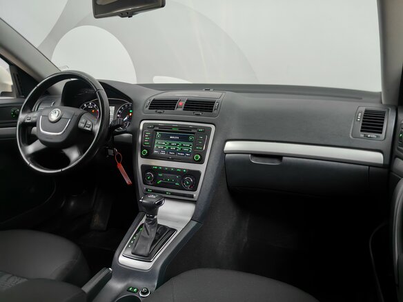 2011 Skoda Octavia II (A5) Рестайлинг, белый - вид 12