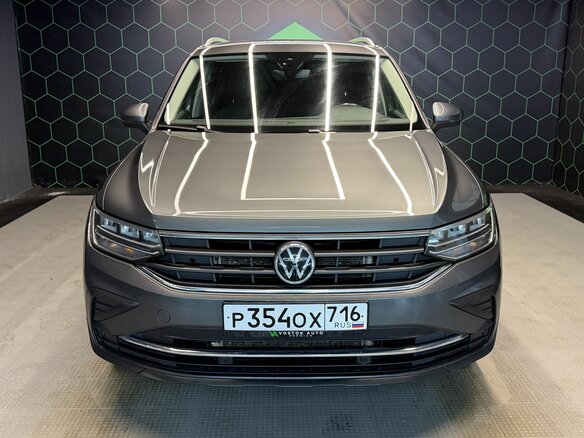 2021 Volkswagen Tiguan II Рестайлинг, серый - вид 1