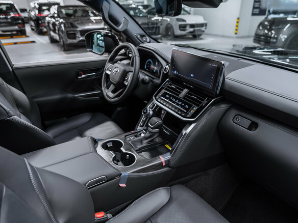 2026 Toyota Land Cruiser 300 Series, чёрный - вид 3