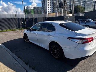 2020 Toyota Camry VIII (XV70), белый, 2085000 рублей, вид 4