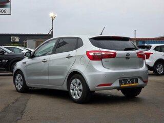 2014 Kia Rio 6-speed III, серебристый, 670000 рублей, вид 3