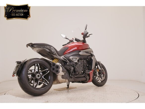 2026 Ducati Diavel V4, красный - вид 4