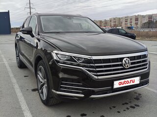 2018 Volkswagen Touareg III, коричневый, 3750000 рублей, вид 3