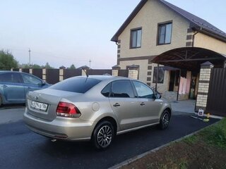 2015 Volkswagen Polo V Рестайлинг, бежевый, 930000 рублей, вид 4