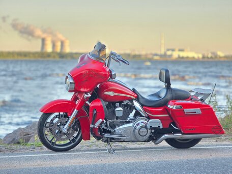 2010 Harley-Davidson CVO Street Glide, красный, 1000000 рублей, вид 4