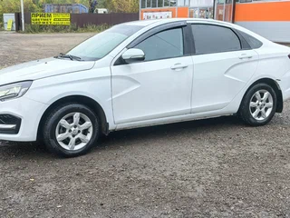 2023 Lada (ВАЗ) Vesta I Рестайлинг (NG), белый, 980000 рублей, вид 2