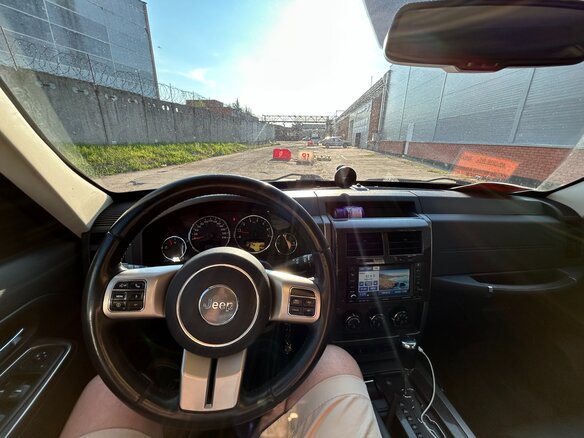 2011 Jeep Cherokee IV (KK), серебристый, 1500000 рублей - вид 15