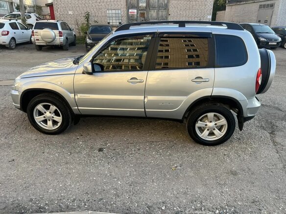 2014 Chevrolet Niva I Рестайлинг, серебристый, 678000 рублей - вид 14