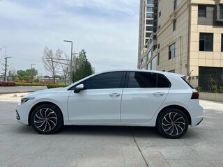 2023 Volkswagen Golf VIII, белый, 2090000 рублей, вид 3