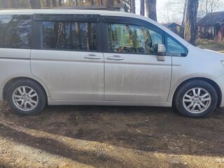 2012 Honda Stepwgn IV Рестайлинг, серебристый, 1700000 рублей, вид 2